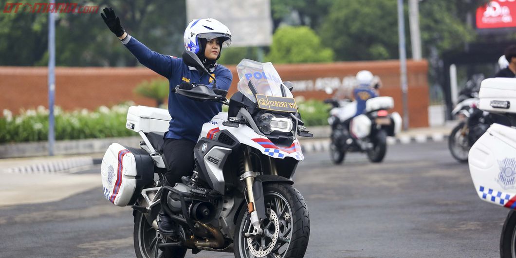 Latihan atraksi BM Polwan