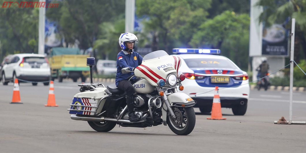 Latihan atraksi BM Polwan