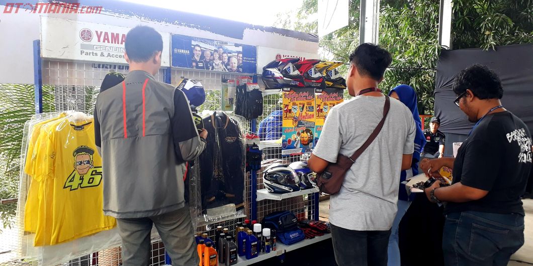 Booth Yamaha sales & accessories di Customaxi Yamaha x Yamaha Heritage Built Semifinal