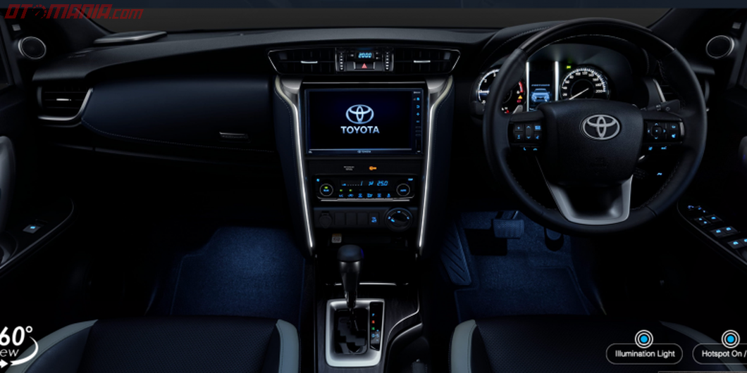 Bagian interior terdapat illumintaion lamp di tengah dasbor dan door trim