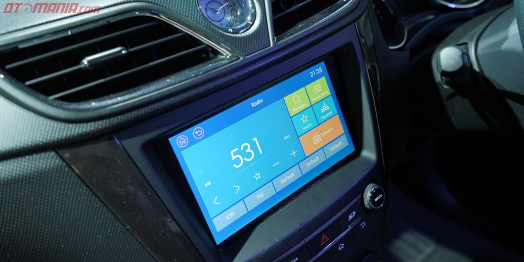 Head unit layar sentuh ukuran 8 inci