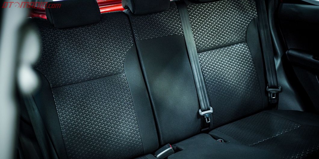 Jok baris kedua Daihatsu Rocky