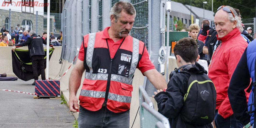 Marshall memberikan serpihan mobil F1 – Photo : Antonio Beniah Hotbonar