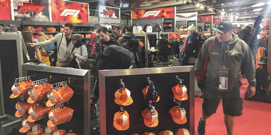 F1 Store, Tersedia merchandise resmi tim F1 – Photo : Antonio Beniah Hotbonar