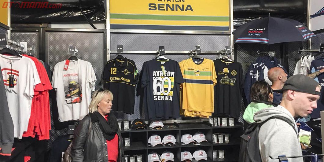 F1 Store, Tersedia merchandise resmi tim F1 – Photo : Antonio Beniah Hotbonar