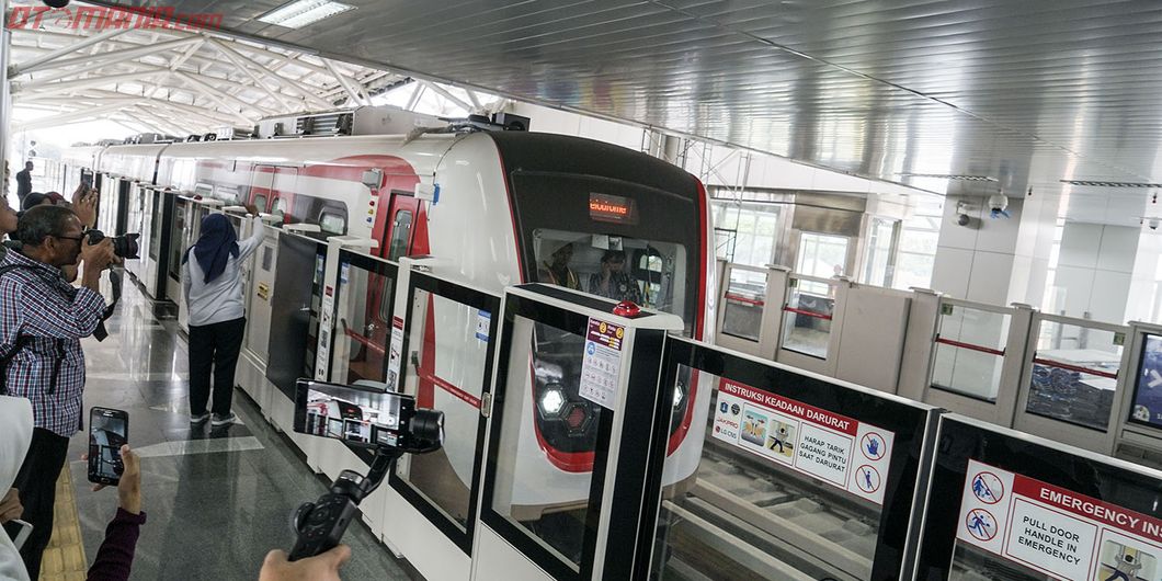 Uji Coba LRT fase pertama Stasiun Velodrome Rawamangun – Kelapa Gading. Photo : Agus Salim