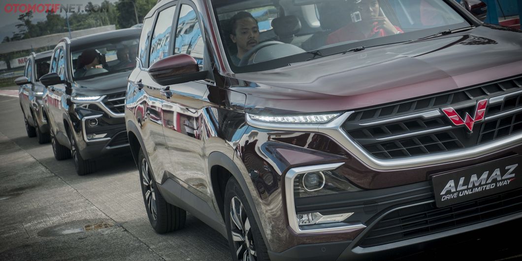 Wuling Almaz menggunakan grille yang besar membuat tampilan depan menjadi lebih kekar