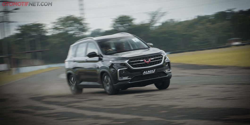 Wuling Almaz memiliki fitur Electronic Stability Control membuat gejala body roll menjadi minim