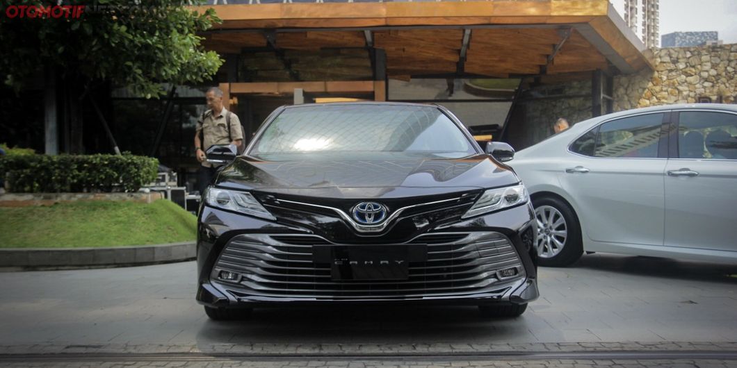 Grilled besar disematkan pada New Camry 2019 membuat tampilan depan makin sporty