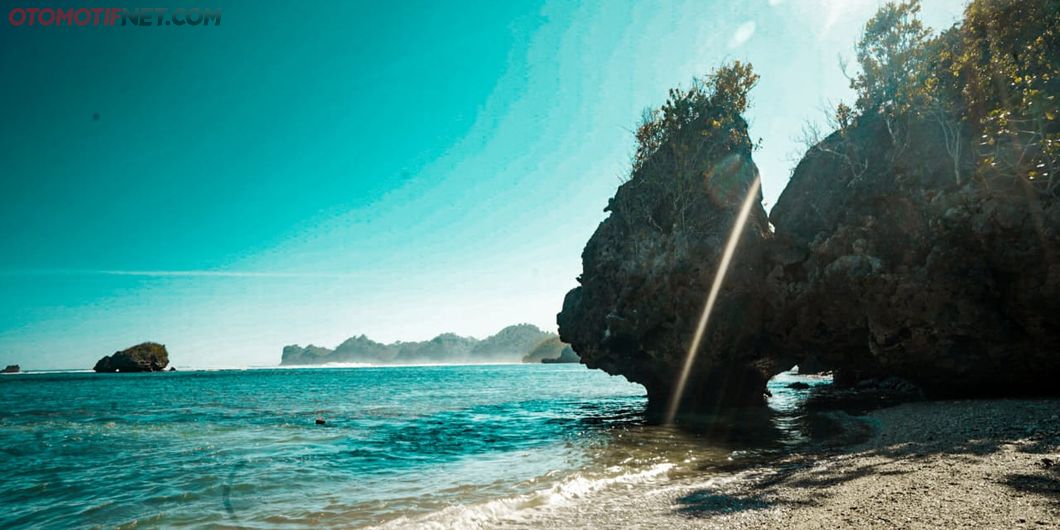 Toyota Fortuner Hidden Beach, Keindahan Pantai Kondang Merak, Malang