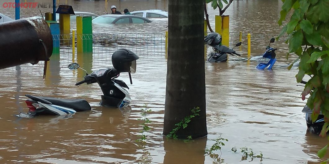 Terlihat Honda Beat, Honda Vario, dan Honda Revo ikut terendam banjir di pool Bluebird Kramat Jati, 