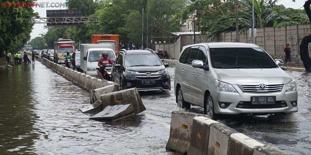 Sejumlah Ruas Jalan Utama di Jakarta Tergenang Banjir