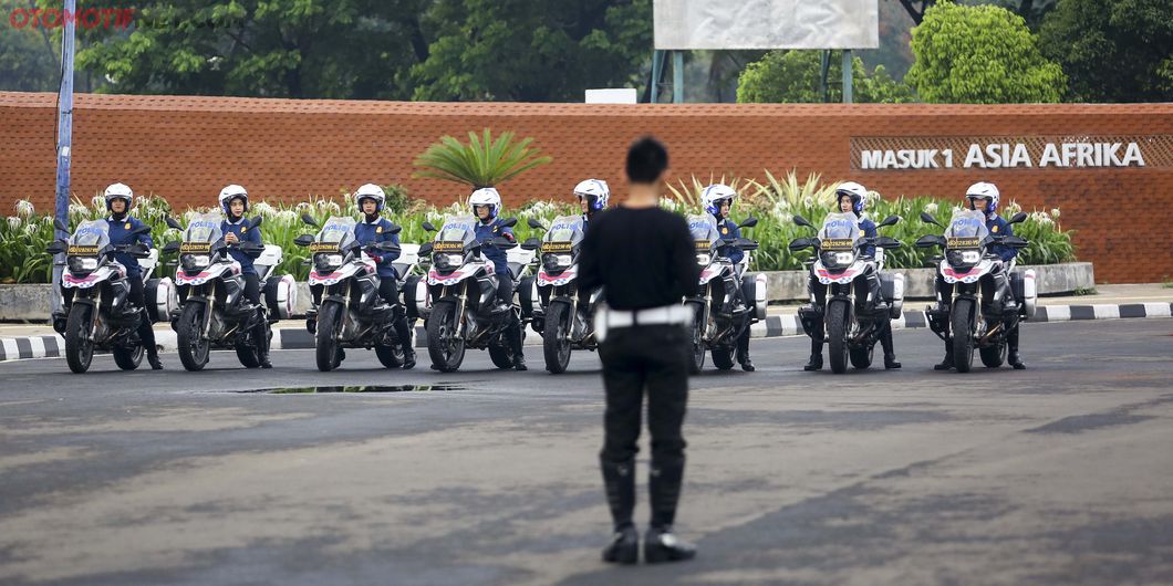 Latihan atraksi BM Polwan