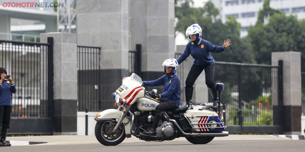 Latihan atraksi BM Polwan