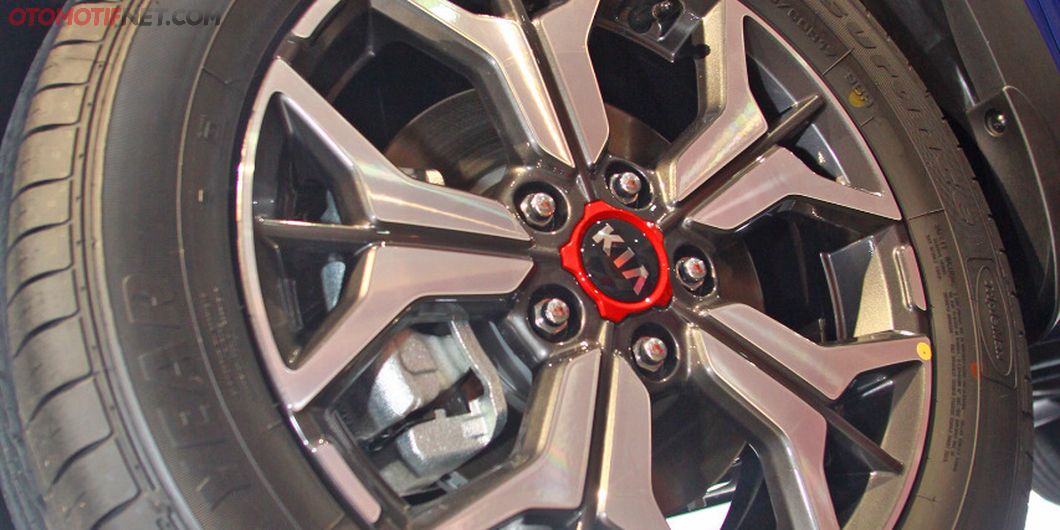 Di sektor roda, KIA Seltos peleknya menggunakan alloy two tone ukuran 17” untuk varian EX dan EXP, d