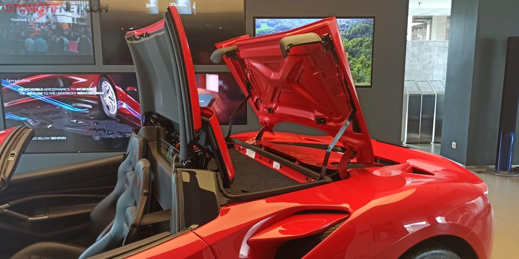 Proses buka atap Ferrari F8 Spider cuma 14 detik