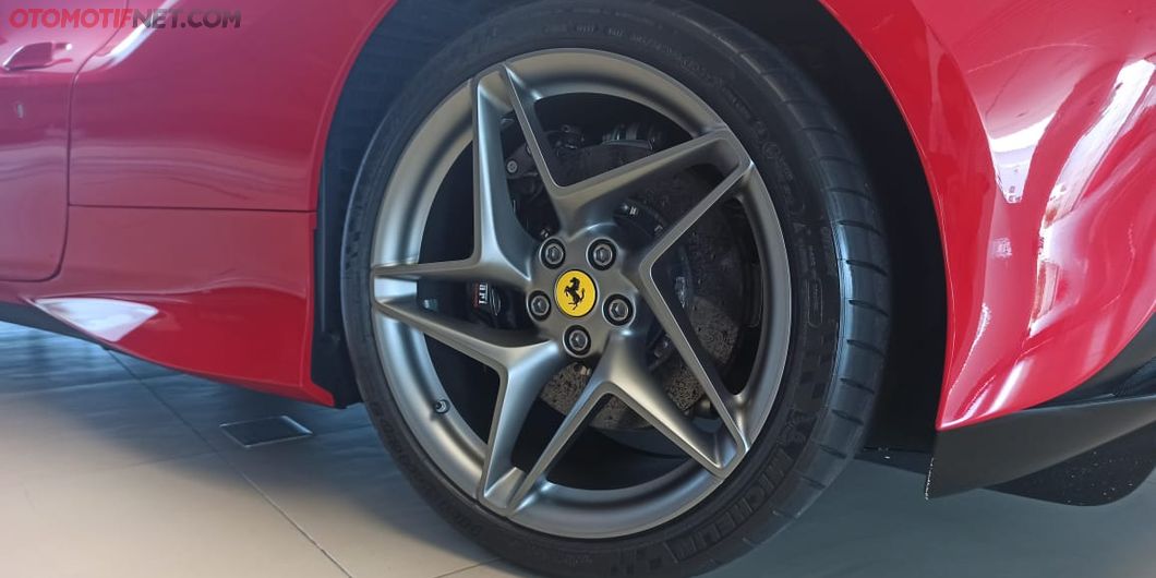 Pelek Ferrari F8 Spider model kipas
