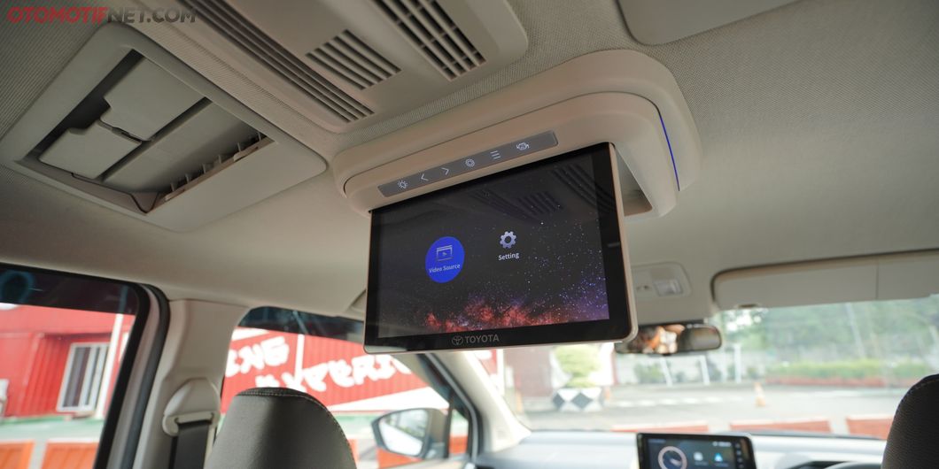 Terdapat layar multimedia 10 inch untuk penumpang di baris kedua dan ketiga