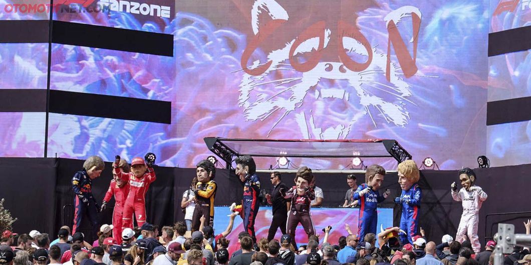 Maskot pembalap berada di atas panggung &ndash; Photo : Antonio Beniah Hotbonar