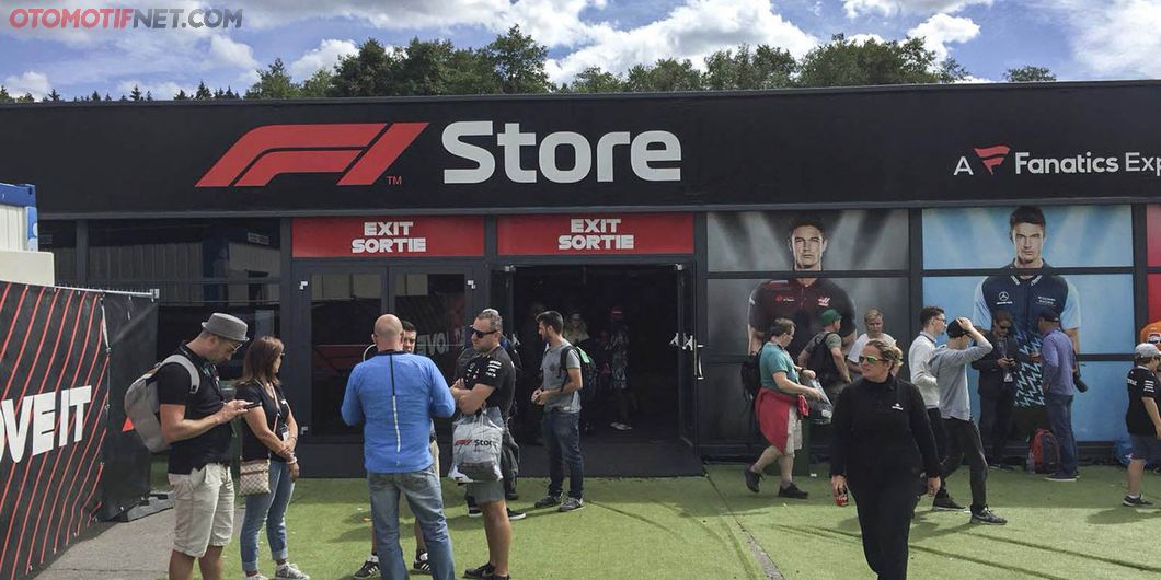 F1 Store, Tersedia merchandise resmi tim F1 – Photo : Antonio Beniah Hotbonar