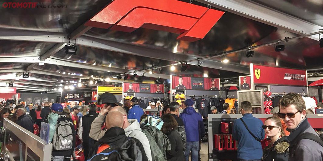 F1 Store, Tersedia merchandise resmi tim F1 &ndash; Photo : Antonio Beniah Hotbonar