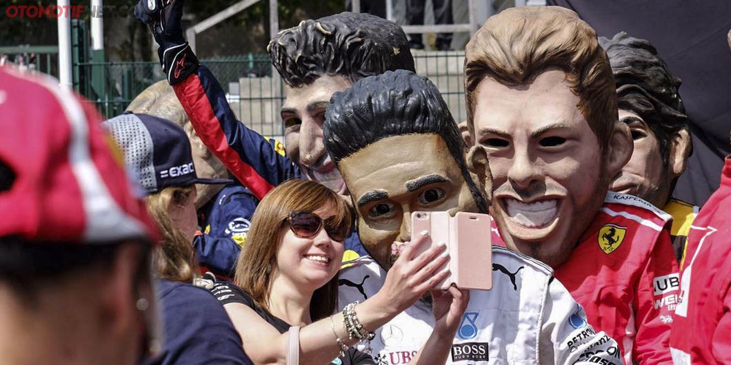 Foto dengan maskot pembalap idola &ndash; Photo : Antonio Beniah Hotbonar