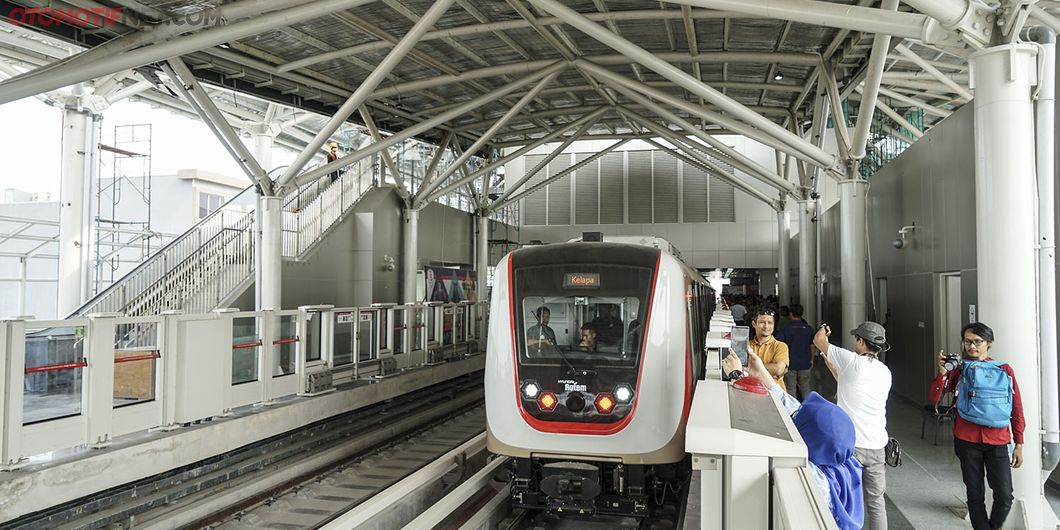 Uji Coba LRT fase pertama Stasiun Velodrome Rawamangun – Kelapa Gading. Photo : Agus Salim