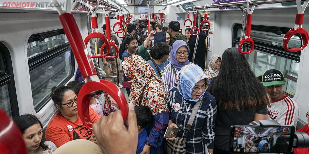 Uji Coba LRT fase pertama Stasiun Velodrome Rawamangun – Kelapa Gading. Photo : Agus Salim