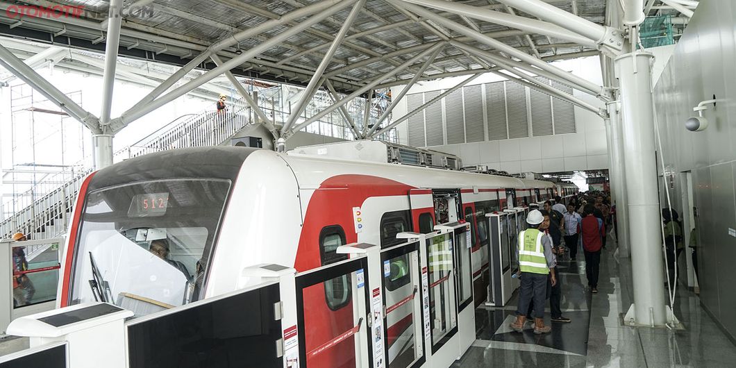 Uji Coba LRT fase pertama Stasiun Velodrome Rawamangun – Kelapa Gading. Photo : Agus Salim