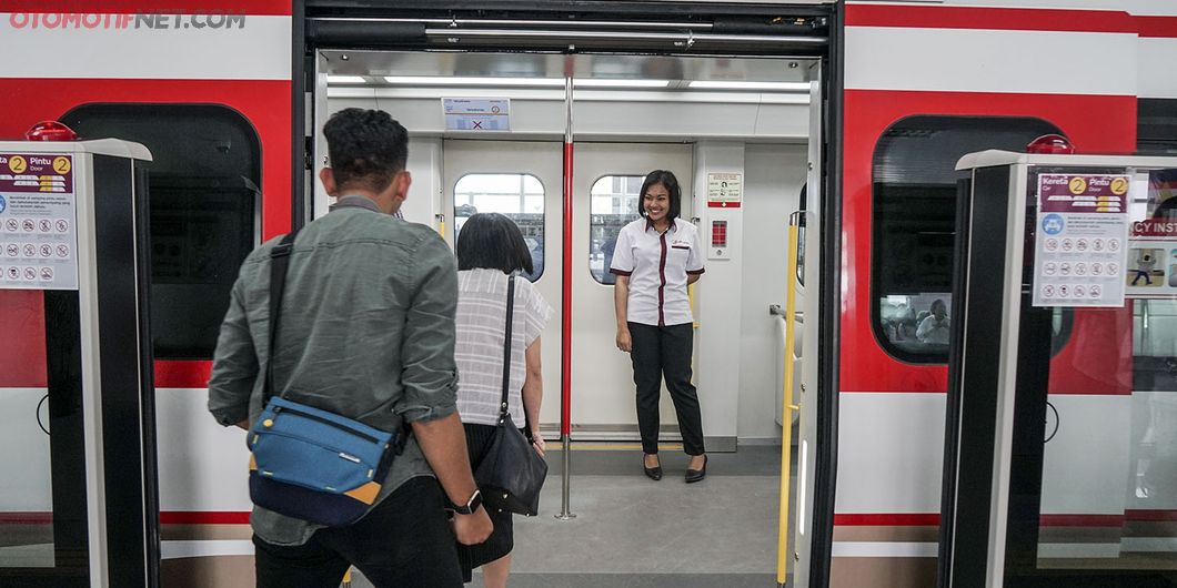 Uji Coba LRT fase pertama Stasiun Velodrome Rawamangun – Kelapa Gading. Photo : Agus Salim