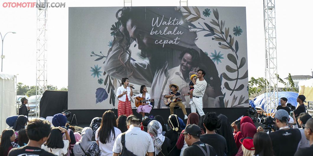 Keluarga Sasono saat perform di Tons of Real Happiness di Makassar. Photo: Gugum Gumilar