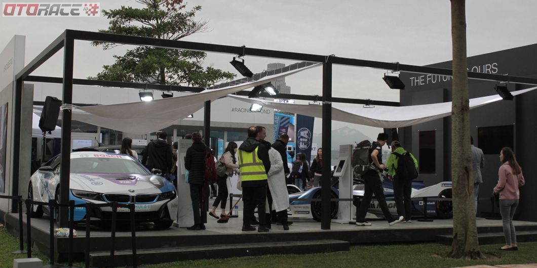 BMW i8 turut mejeng di area sirkuit balapan Formula E Hongkong