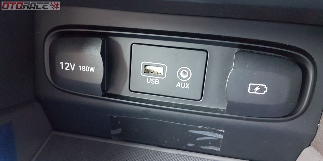 Colokan USB, charger, Aux-in, dan 12 volt di Hyundai Santa Fe XG