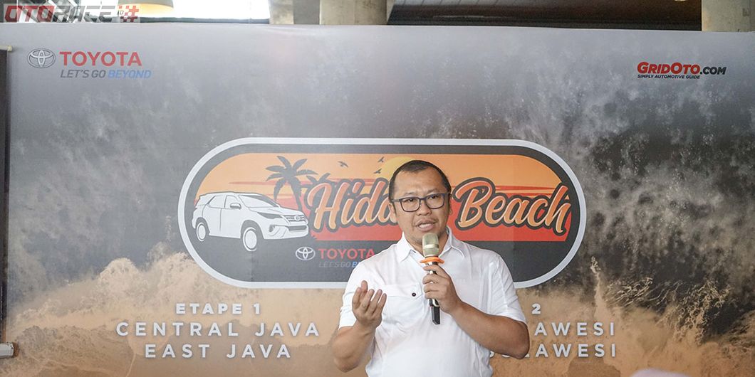  Rouli Sijabat selaku PR Manager Toyota Astra Motor (TAM) memberi sambutan pada pelepasan Tim Toyota