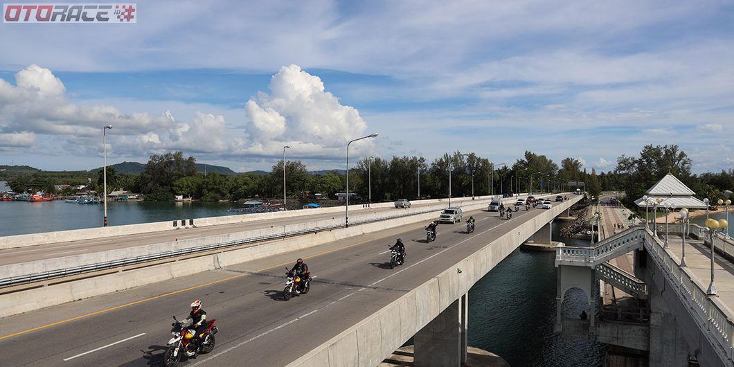 Rombongan Tester Moto Guzzi V85TT  melintasi Sarasin Brigde, distrik Takua Thung, Phuket Thailand