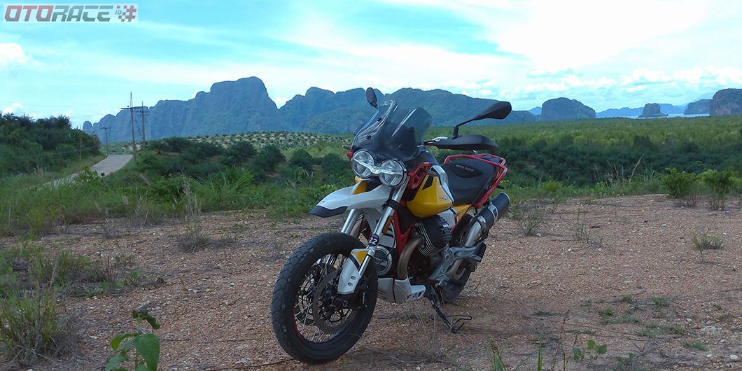 Moto Guzzi V85TT dengan latar belakang Samet Nangshe, distrik Takua Thung Phuket Thailand