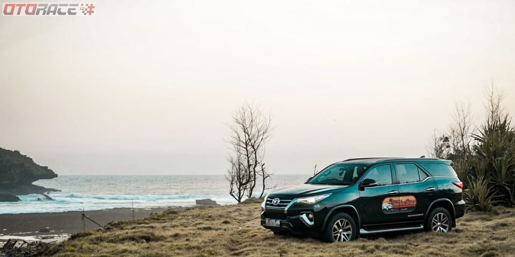 Toyota Fortuner saat di pantai Rangiro, Pacitan