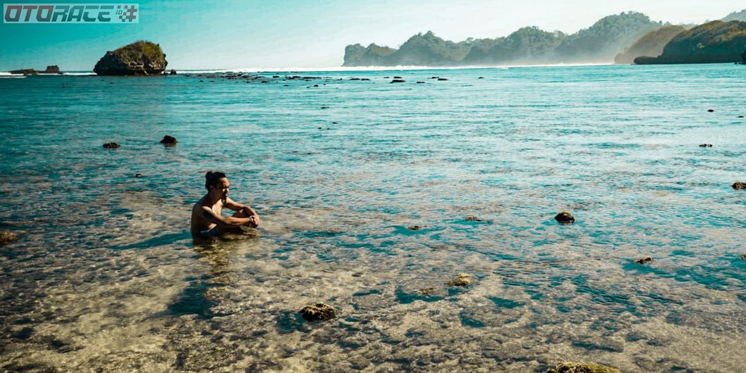 Toyota Fortuner Hidden Beach, Jernihnya Air Laut di Pantai Kondang Merak