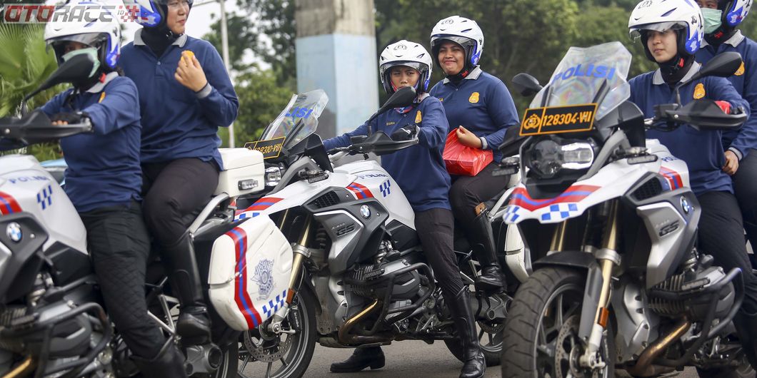 Latihan atraksi BM Polwan