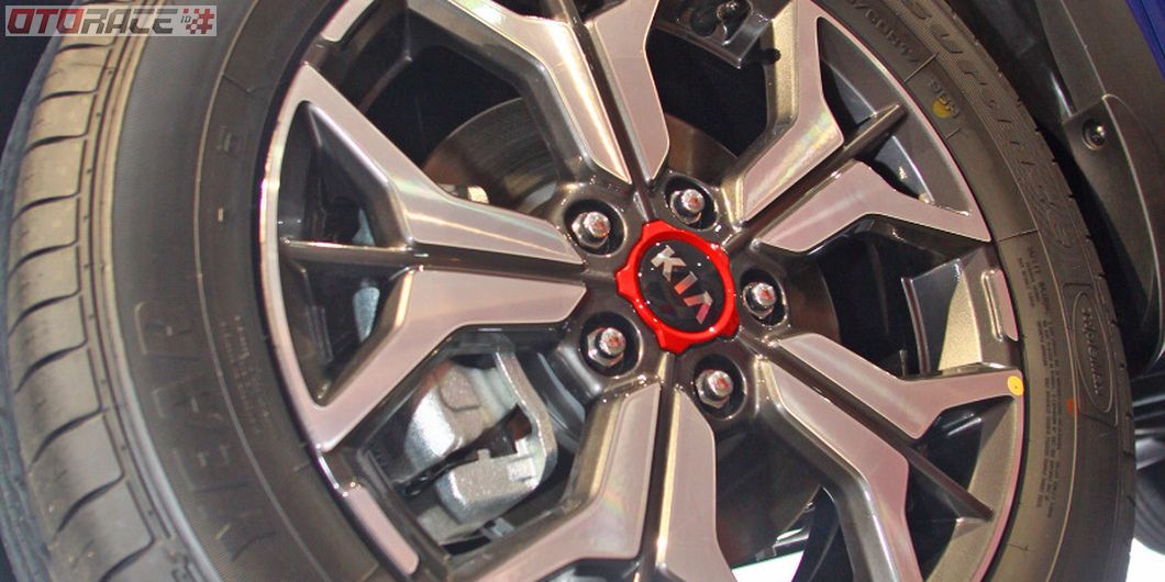 Di sektor roda, KIA Seltos peleknya menggunakan alloy two tone ukuran 17” untuk varian EX dan EXP, d