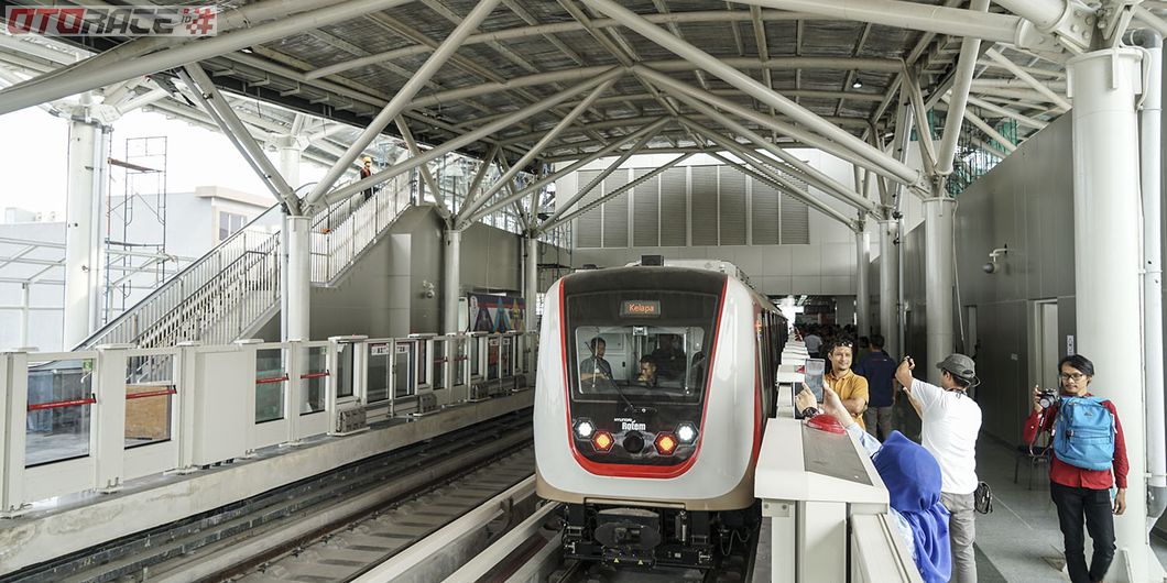 Uji Coba LRT fase pertama Stasiun Velodrome Rawamangun – Kelapa Gading. Photo : Agus Salim