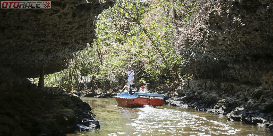 Peserta XploreXpander menjelajah sungai Salenrang di Kab Maros Sulsel. Photo: Gugum Gumilar