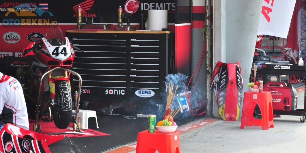 Tampak sesajen tersaji di depan paddock Tim AP Honda Thailand