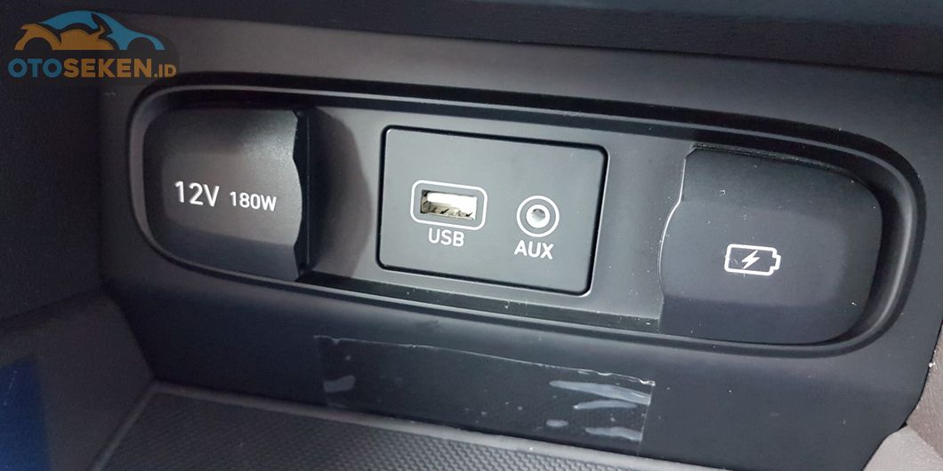 Colokan USB, charger, Aux-in, dan 12 volt di Hyundai Santa Fe XG