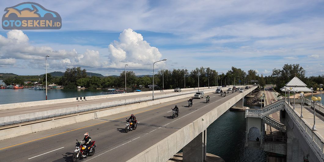 Rombongan Tester Moto Guzzi V85TT  melintasi Sarasin Brigde, distrik Takua Thung, Phuket Thailand