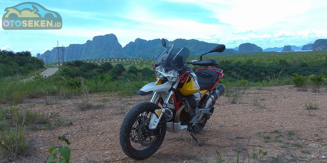 Moto Guzzi V85TT dengan latar belakang Samet Nangshe, distrik Takua Thung Phuket Thailand