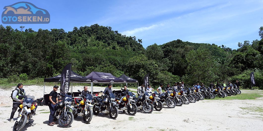 Barisan Moto Guzzi V85TT, saat coffee break di Plai Phu hot spring, Phuket Thailand.