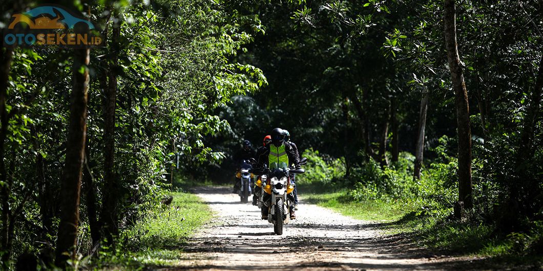 Moto Guzzi V85TT saat Menuju Pantai Pak Phra, di Phuket, Thailand. 