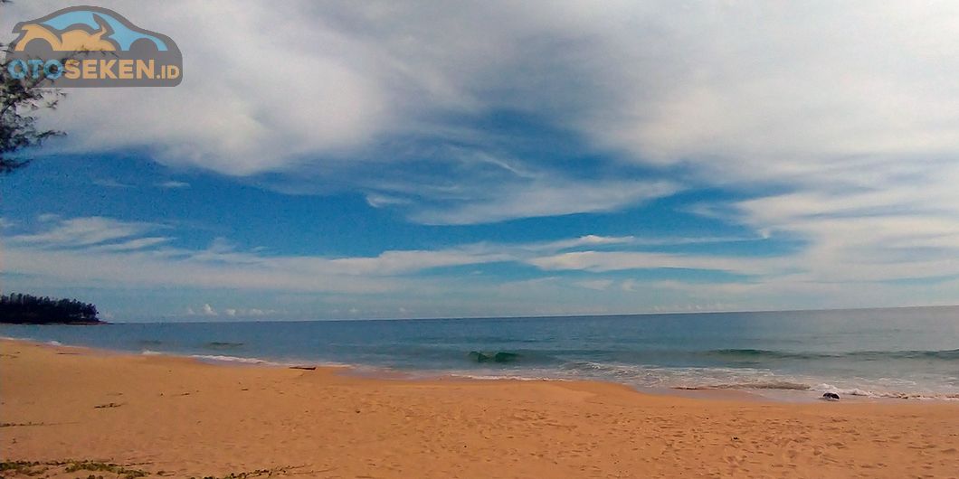 Suasana pantai Sai Kaew, distrik Thalang Phuket Thailand.