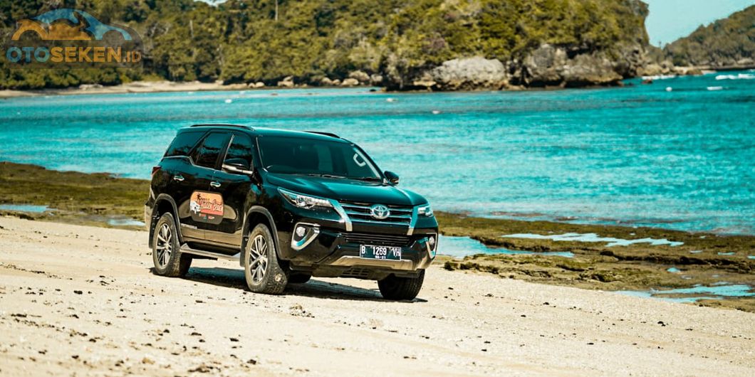 Toyota Fortuner VRZ 4x4 di Pantai Kondang Merak, Malang